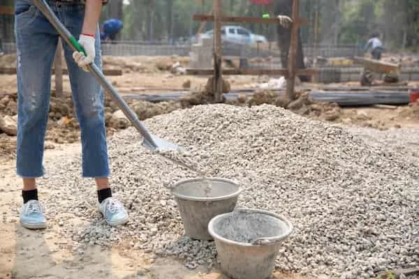 Ile cementu na betoniarkę 200 litrów? Proporcje dla betonu B15, B20, B25